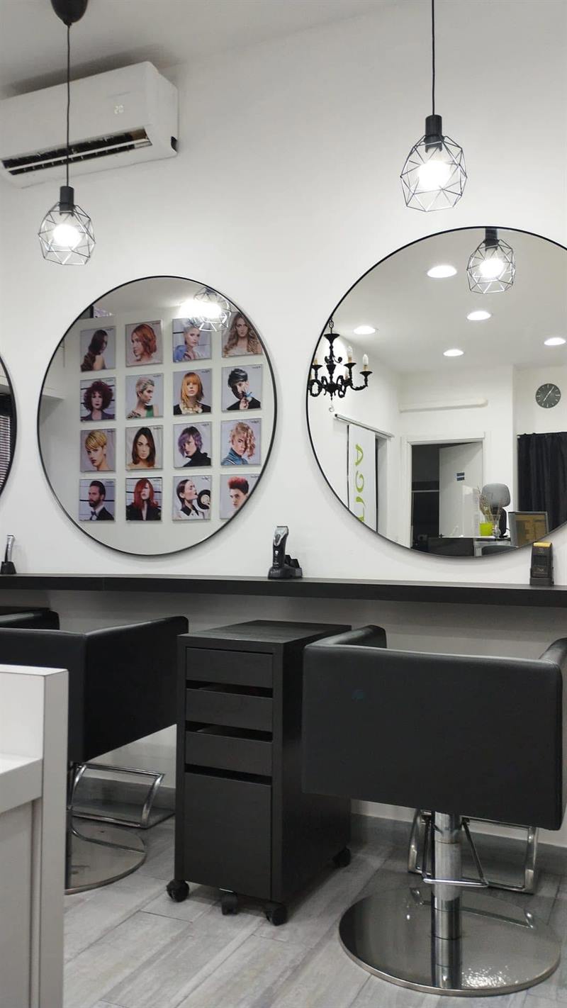 L'interno del salone con gli specchi tondi
